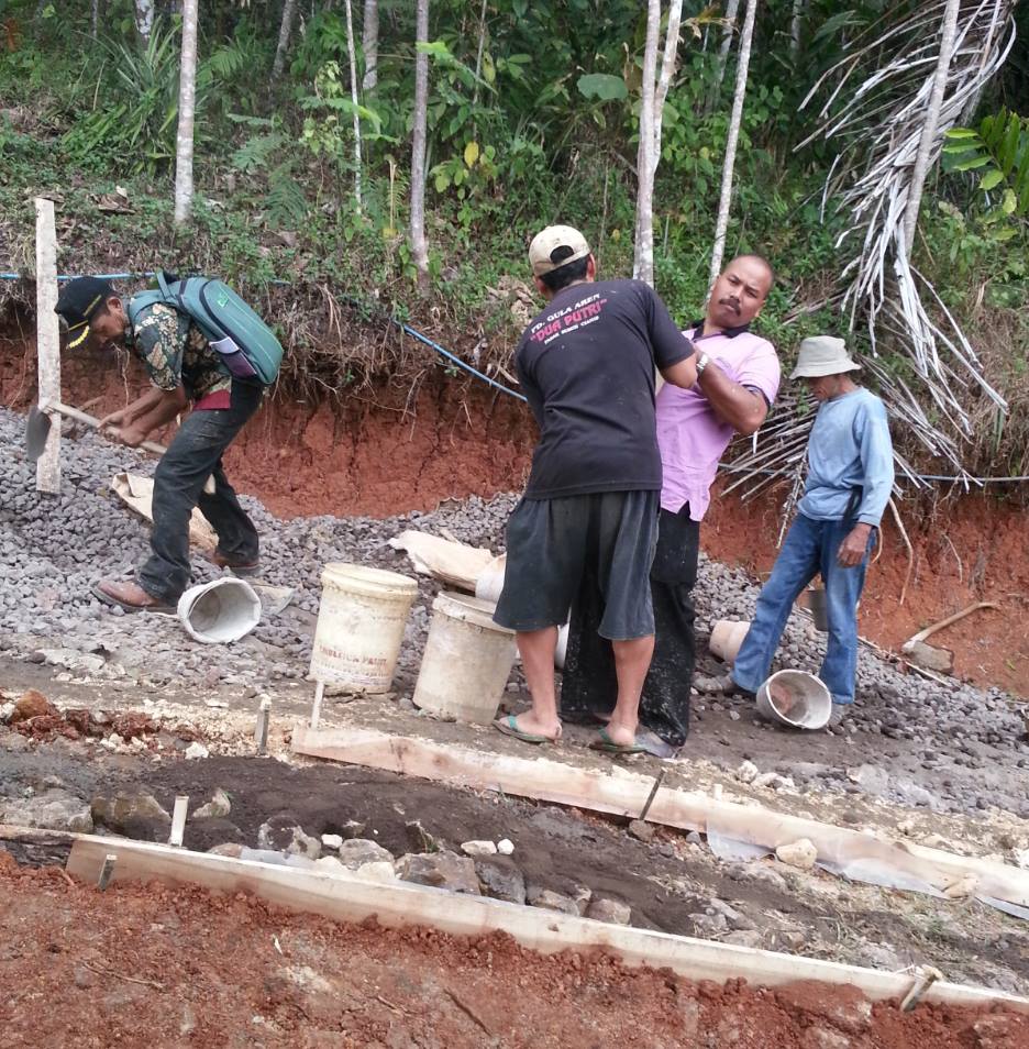 Kepala Desa Turut Serta Melaksanakan Kerja Bakti